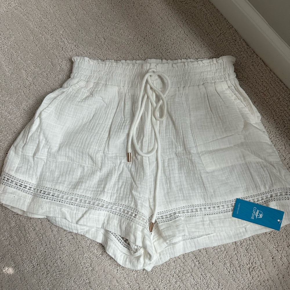 CUPSHE Cotton Elastic Waist Cutout Straight Leg Shorts in white NWT